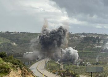 لبنان پر اسرائیلی حملوں میں توسیع کی دھمکیاں، جنگی جرائم اور وسیع پیمانے پر نقل مکانی