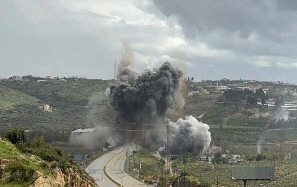 لبنان پر اسرائیلی حملوں میں توسیع کی دھمکیاں، جنگی جرائم اور وسیع پیمانے پر نقل مکانی