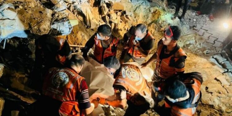 غزہ میں اسرائیلی بمباری سے متاثرہ عمارت گرنے سے تین فلسطینی شہید