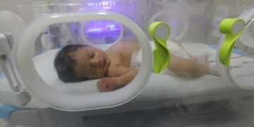 مصر سے علاج مکمل کرنے کے بعد گیارہ نومولود بچوں کی غزہ واپسی