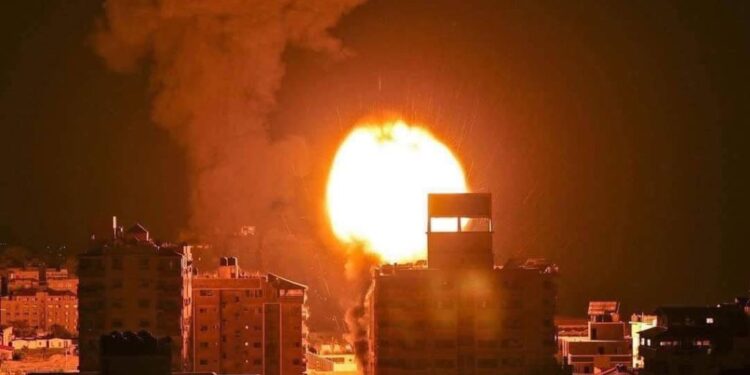 غزہ میں اسرائیلی فضائی حملہ، عمارتیں تباہ اور پناہ گزینوں کے خیمے جل گئے