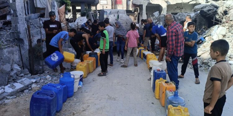 پیاس نے غزہ کے رمضان کو کربناک بنا دیا، پانی کی تلاش میں طویل جدوجہد