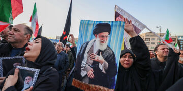 امریکی و اسرائیلی حملے میں ایرانی رہنما شہید، تہران کا سوگ اور ردعمل کا اعلان