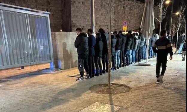 اقصیٰ کی بارہویں روز بندش، فلسطینی نوجوان دروازے کے سامنے نمازِ تراویح میں شریک