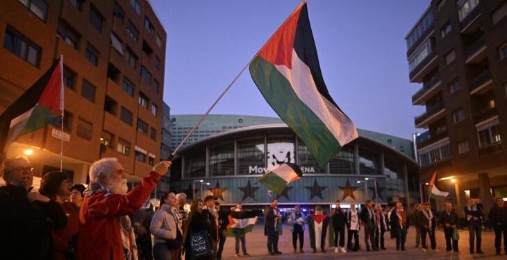 اسرائیلی کلبوں کو یورپی چیمپئن شپ سے نکالنے کا مطالبہ، میڈرڈ میں احتجاج