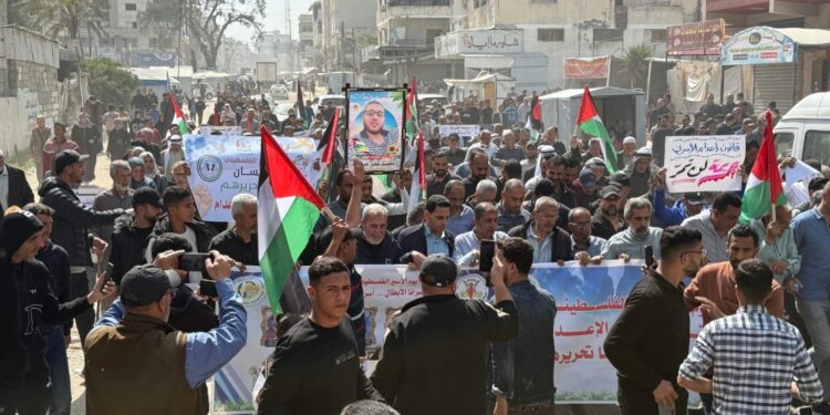 یومِ اسیران فلسطین: غزہ میں عوام کا سمندر، صہیونی مظالم کے خلاف شدید احتجاج