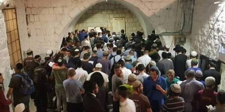 کفل حارس پر آباد کاروں کا حملہ، مذہبی رسومات کی ادائیگی پر تنازع