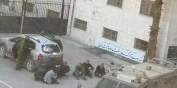 الخلیل میں اسرائیلی چھاپہ، سابق وزیر اوقاف شیخ حاتم البکری گرفتار