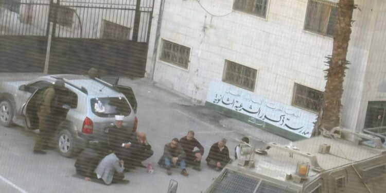 الخلیل میں اسرائیلی چھاپہ، سابق وزیر اوقاف شیخ حاتم البکری گرفتار