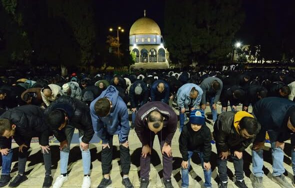 البراق پلازہ میں صہیونی تقریبات، مسجد اقصیٰ میں اذانِ عشاء پر پابندی