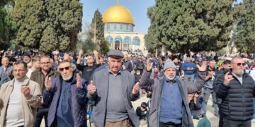 رکاوٹوں کے باوجود مسجد اقصیٰ میں نمازِ جمعہ ادا، 70 ہزار افراد شریک