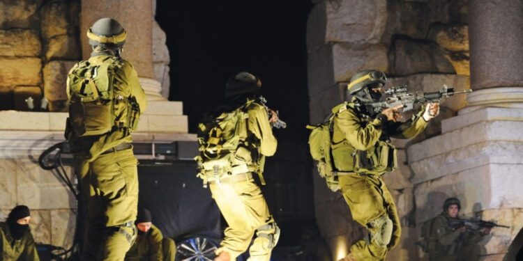 مغربی کنارے میں اسرائیلی چھاپے، متعدد فلسطینی زخمی اور گرفتار