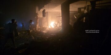 خان یونس میں اسرائیلی بمباری، زخمی بچی دم توڑ گئی، رہائشی بلاک مکمل تباہ