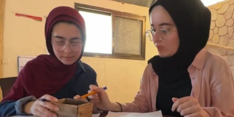 غزہ کی دو بہنوں نے ملبے سے نئی امید پیدا کر کے عالمی ایوارڈ جیت لیا