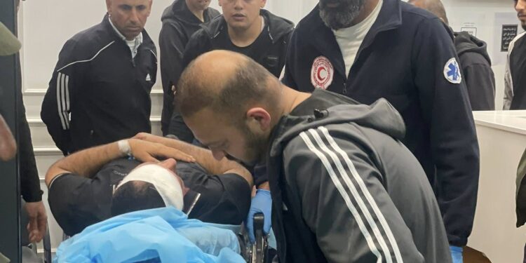 جنوبی الخلیل میں یہودی آباد کاروں کا حملہ، فلسطینی شہری اور بچہ زخمی