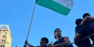 لامین یمال نے بارسلونا کی فتح کا جشن فلسطینی پرچم کے ساتھ منایا