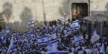 بیت المقدس میں ہزاروں یہودی آباد کاروں کی اشتعال انگیز پرچم ریلی