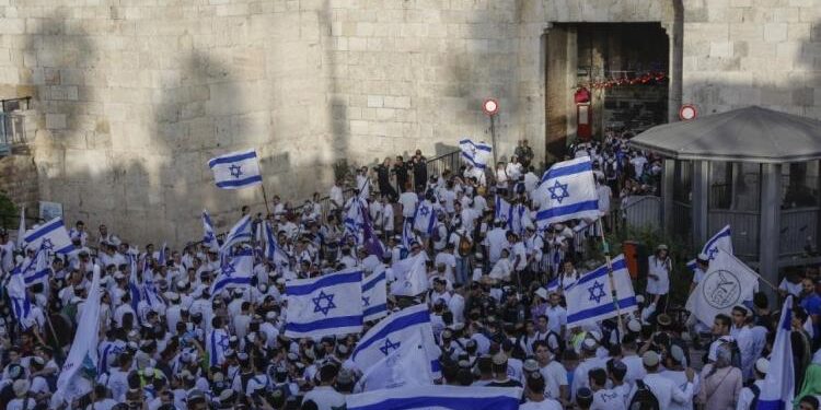 بیت المقدس میں ہزاروں یہودی آباد کاروں کی اشتعال انگیز پرچم ریلی