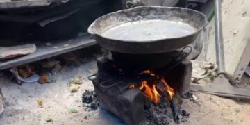 غزہ میں کوکنگ گیس کا شدید بحران، شہری کچرا جلا کر کھانا بنانے پر مجبور