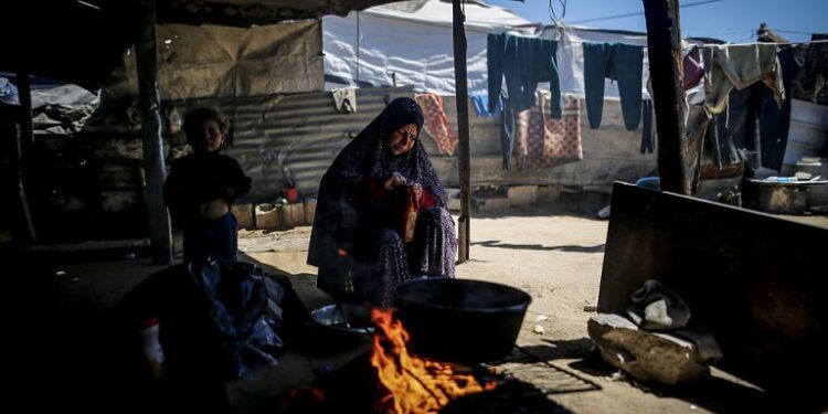 غزہ کی مائیں: ہجرت، بھوک اور بچوں کی جدائی کا دردناک نوحہ