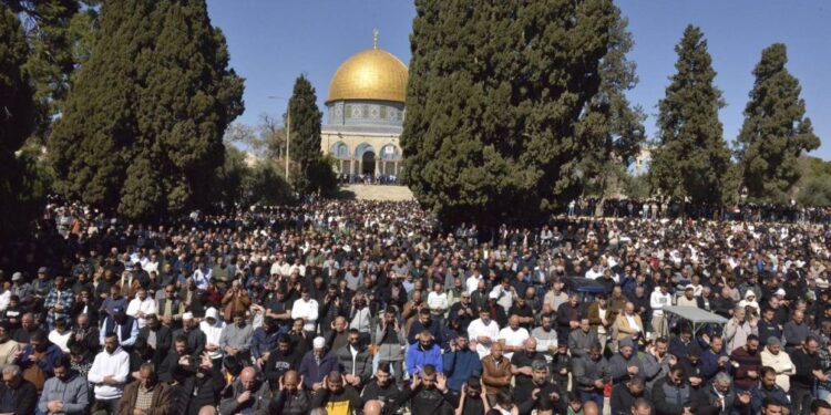 مسجد اقصیٰ میں 75 ہزار سے زائد فرزندانِ توحید نے نماز جمعہ ادا کی