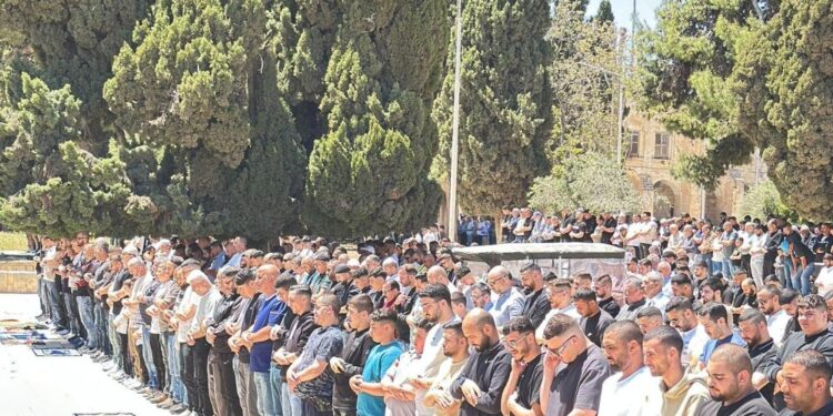 مسجد اقصیٰ میں روح پرور مناظر، ہزاروں نمازیوں کی جمعہ کی ادائیگی
