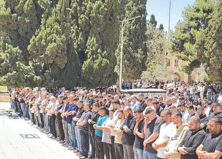 مسجد اقصیٰ میں روح پرور مناظر، ہزاروں نمازیوں کی جمعہ کی ادائیگی