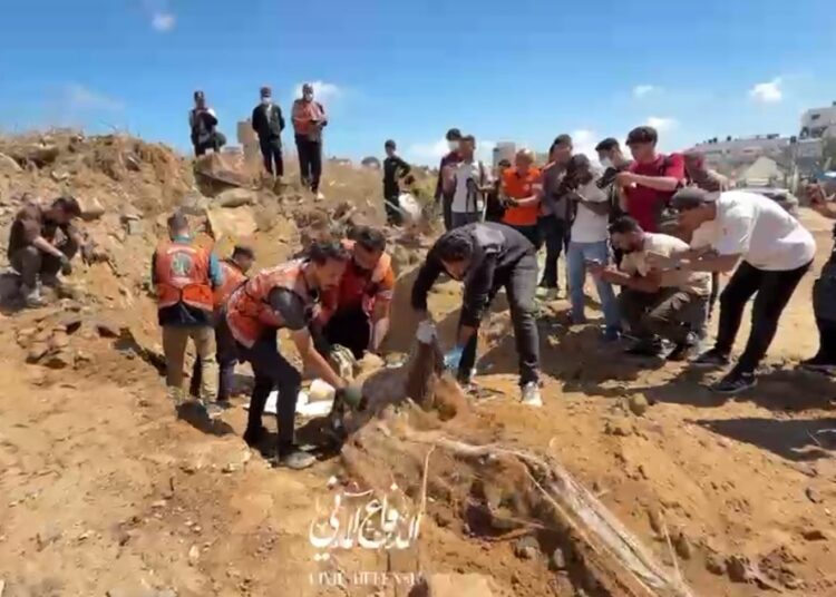 غزہ کے شیخ رضوان قبرستان سے 40 شہداء کے باقیات منتقل کر دیے گئے