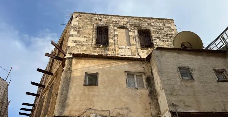 بیت المقدس میں جبری طور پر خالی کرائے گئے فلسطینی گھروں پر یہودی آبادکاروں کا قبضہ
