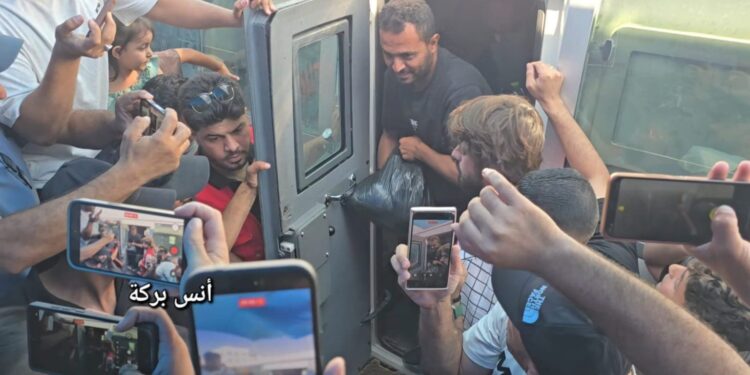 غزہ کے 12 فلسطینی اسیر صہیونی جیلوں سے رہا، کرم ابو سالم کراسنگ کے ذریعے وطن واپسی