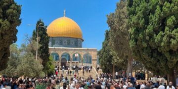 صہیونی پابندیوں کے باوجود دسیوں ہزار فلسطینیوں نے مسجد اقصیٰ میں نماز جمعہ ادا کی