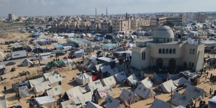 غزہ میں شدید گرمی کا قہر، بے گھر فلسطینیوں کی زندگی مزید اجیرن