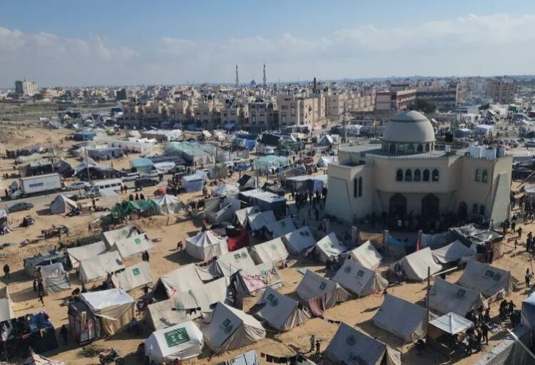غزہ میں شدید گرمی کا قہر، بے گھر فلسطینیوں کی زندگی مزید اجیرن