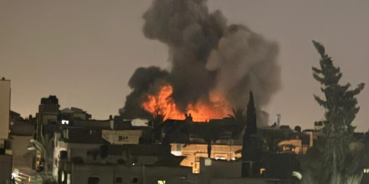 غزہ کے مشرقی علاقوں پر اسرائیلی بمباری جاری، ایک اور فلسطینی شہید