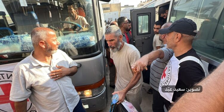 قابض اسرائیل نے غزہ سے 37 فلسطینی قیدی رہا کر دیے
