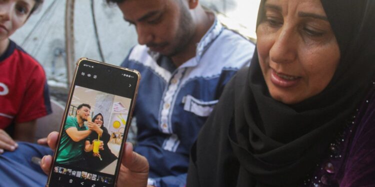 غزہ کے گمنام مسافر، تباہی کے بیچ زندگی سے جڑے رہنے کی جدوجہد