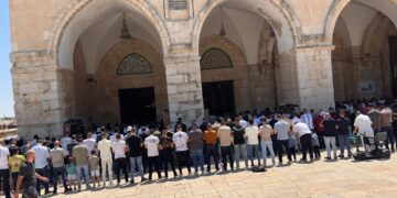 اسرائیلی پابندیوں کے باوجود مسجد اقصیٰ میں ہزاروں فلسطینیوں نے نمازِ جمعہ ادا کی