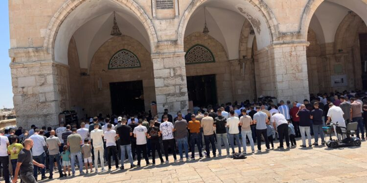 اسرائیلی پابندیوں کے باوجود مسجد اقصیٰ میں ہزاروں فلسطینیوں نے نمازِ جمعہ ادا کی