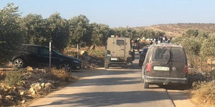 قابض فوج نے آبادکاروں کے حملے کے دوران فلسطینی شہری کو تشدد کے بعد گرفتار کر لیا