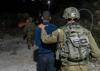 مغربی کنارے میں قابض اسرائیلی فوج کے چھاپے، متعدد فلسطینی گرفتار