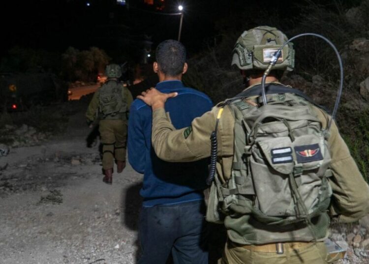 مغربی کنارے میں قابض اسرائیلی فوج کے چھاپے، متعدد فلسطینی گرفتار