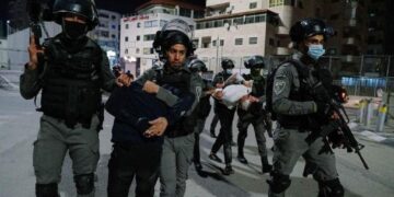 مغربی کنارے میں قابض فوج کی چھاپہ مار کارروائیاں، متعدد فلسطینی گرفتار؛ کئی علاقوں میں جھڑپیں
