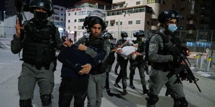 مغربی کنارے میں قابض فوج کی چھاپہ مار کارروائیاں، متعدد فلسطینی گرفتار؛ کئی علاقوں میں جھڑپیں