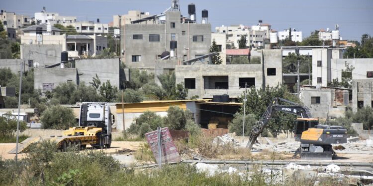 قابض اسرائیل کا غرب اردن میں فلسطینی گھروں پر قبضہ، کفر صور میں انہدامی نوٹس جاری