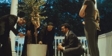 نیویارک کے میئر نے فلسطینی خاندانوں کے ہمراہ زیتون کا پودا لگا دیا