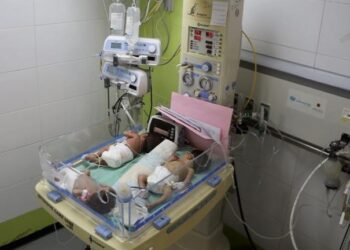 غزہ کے التحریر ہسپتال کا نرسنگ یونٹ بچوں کے شدید رش سے دباؤ کا شکار