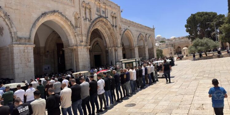 اسرائیلی پابندیوں کے باوجود 60 ہزار فلسطینیوں نے مسجد اقصیٰ میں نمازِ جمعہ ادا کی