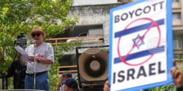 تھائی لینڈ میں اسرائیلی سفارتخانے کے سامنے احتجاج، فلسطینیوں کی نسل کشی بند کرنے کا مطالبہ