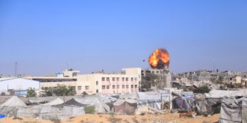 قابض صہیونی فوج کی غزہ میں بے گھر فلسطینیوں کے خیموں پر اندھا دھند فائرنگ