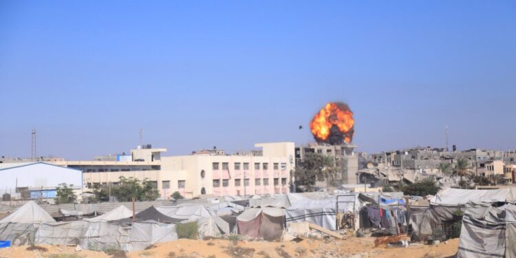 قابض صہیونی فوج کی غزہ میں بے گھر فلسطینیوں کے خیموں پر اندھا دھند فائرنگ